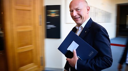 Berlins Regierender Bürgermeister Kai Wegner (CDU) zeichnet verdiente Berlinerinnen und Berliner mit dem Landesorden aus. (Archivfoto) / Foto: Bernd von Jutrczenka/dpa