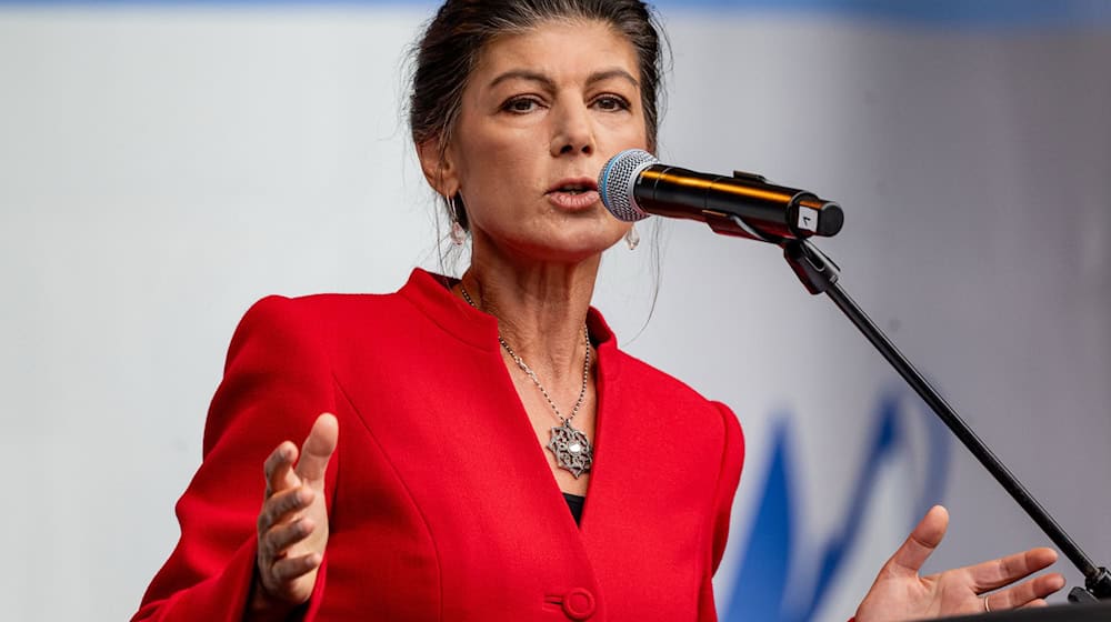  BSW-Vorsitzende Sahra Wagenknecht spricht bei einer Demo. (Archivbild)  / Foto: Fabian Sommer/dpa
