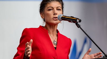  BSW-Vorsitzende Sahra Wagenknecht spricht bei einer Demo. (Archivbild)  / Foto: Fabian Sommer/dpa