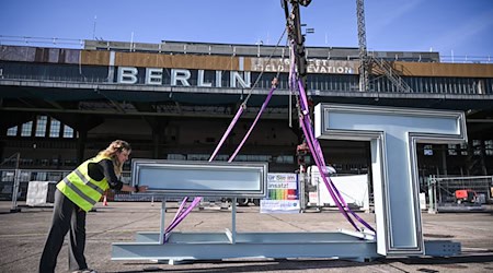 Bis zum Wochenende sollen die Buchstaben wieder auf dem Tempelhofer Feld leuchten. / Foto: Britta Pedersen/dpa