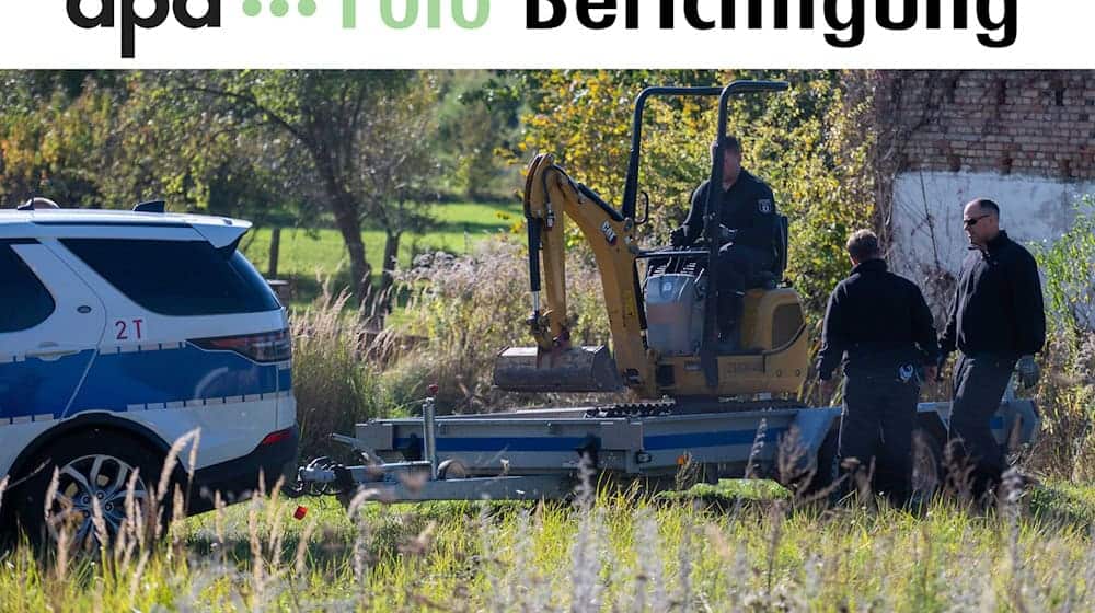 Polizisten untersuchen im Fall Rebecca mit einem Bagger ein Grundstück. (Archivbild)  / Foto: Christophe Gateau/dpa
