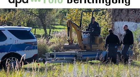 Polizisten untersuchen im Fall Rebecca mit einem Bagger ein Grundstück. (Archivbild)  / Foto: Christophe Gateau/dpa