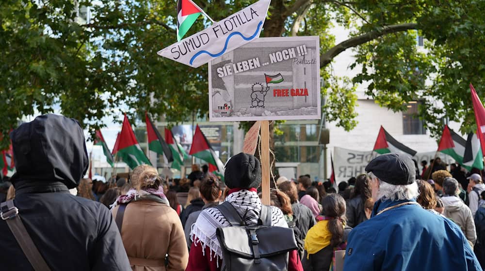 Die Demonstration sollte nach Angaben der Veranstalter Solidarität mit der Flotte zeigen, die Hilfsgüter nach Gaza bringen sollte und von israelischen Kräften gestoppt wurde.  / Foto: Manuel Genolet/dpa