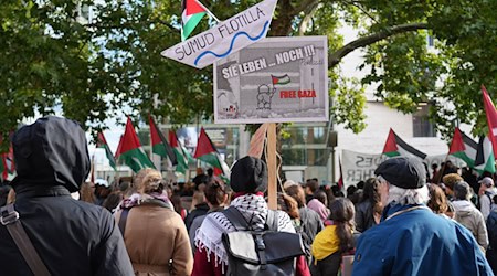 Die Demonstration sollte nach Angaben der Veranstalter Solidarität mit der Flotte zeigen, die Hilfsgüter nach Gaza bringen sollte und von israelischen Kräften gestoppt wurde.  / Foto: Manuel Genolet/dpa