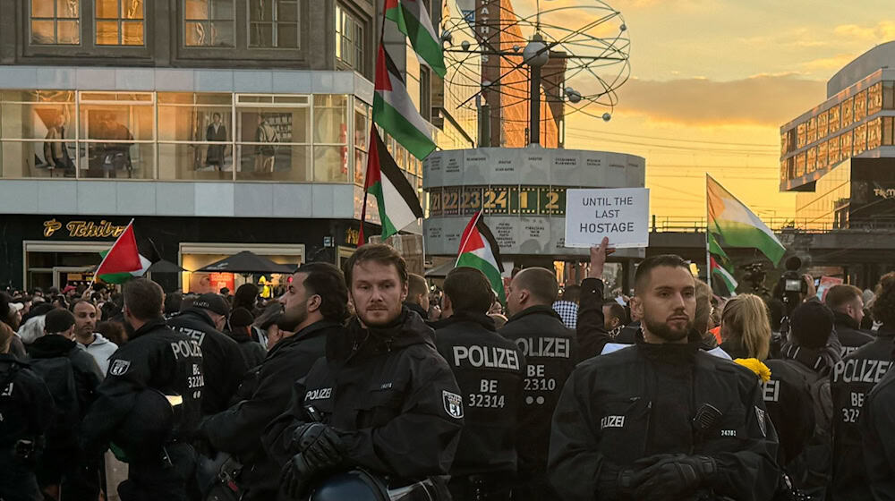 Laut der Berliner Polizei nahmen rund 800 Menschen an der Demonstration teil.  / Foto: Sven Kaeuler/dpa