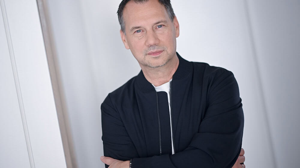 Sebastian Fitzek ist bekannt für seine spannungsgeladenen Psychothriller (Archivbild).  / Foto: Britta Pedersen/dpa