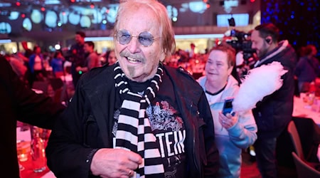 Frank Zander hat durch die Vogelgrippe Gans Erna verloren.  / Foto: Annette Riedl/dpa Frank Zander hat durch die Vogelgrippe Gans Erna verloren.  / Foto: Annette Riedl/dpa