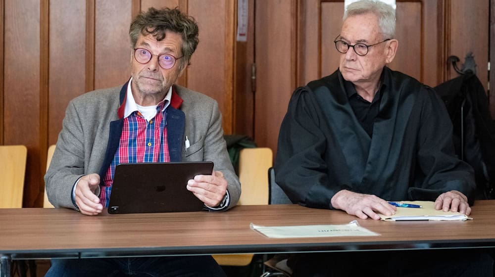 Diether Dehm (l), Musiker und ehemaliger Bundestagsabgeordneter, sitzt in einem Saal im Landgericht Berlin. / Foto: Christophe Gateau/dpa Diether Dehm (l), Musiker und ehemaliger Bundestagsabgeordneter, sitzt in einem Saal im Landgericht Berlin. / Foto: Christophe Gateau/dpa