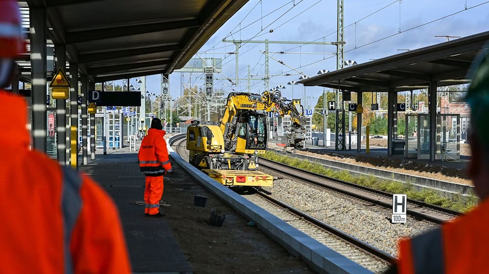 Im Bahnhof Wittenberge entsteht ein neuer Bahnsteig. / Foto: Jens Kalaene/dpa Im Bahnhof Wittenberge entsteht ein neuer Bahnsteig. / Foto: Jens Kalaene/dpa