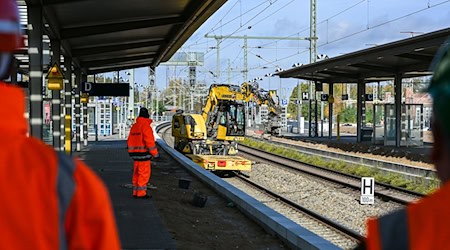 Im Bahnhof Wittenberge entsteht ein neuer Bahnsteig. / Foto: Jens Kalaene/dpa Im Bahnhof Wittenberge entsteht ein neuer Bahnsteig. / Foto: Jens Kalaene/dpa