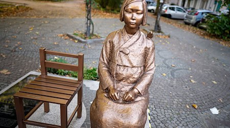 Die «Trostfrauen»-Statue in Berlin-Moabit erinnert an koreanische Opfer des Zweiten Weltkriegs. (Archiv)   / Foto: Fabian Sommer/dpa