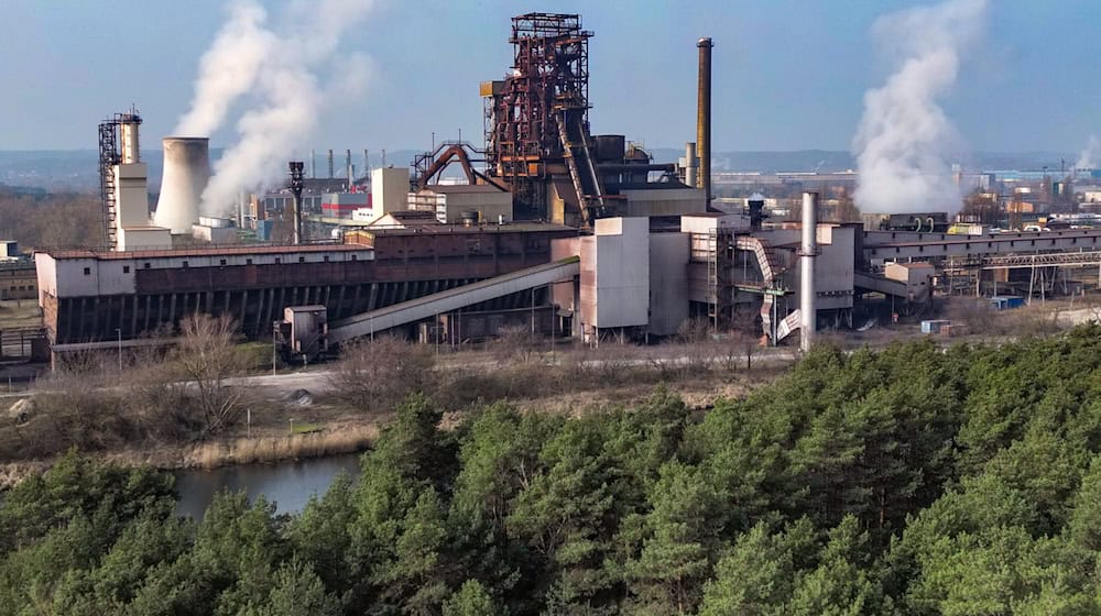Die IG Metall setzt sich für den Erhalt des Werks von ArcelorMittal in Eisenhüttenstadt ein. (Archivbild) / Foto: Patrick Pleul/dpa