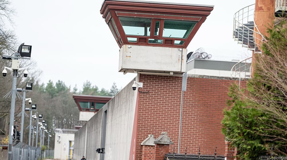 Ein Wachturm an der Mauer der Justizvollzugsanstalt Tegel. (Archivbild)  / Foto: Fabian Sommer/dpa Ein Wachturm an der Mauer der Justizvollzugsanstalt Tegel. (Archivbild)  / Foto: Fabian Sommer/dpa