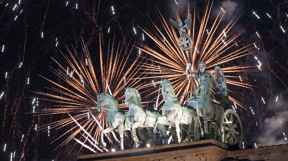 Seit vielen Jahren gab es am Brandenburger Tor eine Silvester-Show mit Feuerwerk. (Archivbild) / Foto: Sebastian Gollnow/dpa