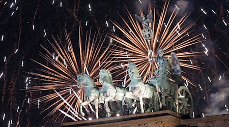 Seit vielen Jahren gab es am Brandenburger Tor eine Silvester-Show mit Feuerwerk. (Archivbild) / Foto: Sebastian Gollnow/dpa