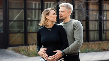 Ihr Baby ist da: Der vor Jahren an Hodenkrebs erkrankte «GZSZ»-Schauspieler Lennart Borchert und seine Freundin Louisa sind Eltern eines Sohnes geworden. / Foto: Anna Riedel/RTL/dpa