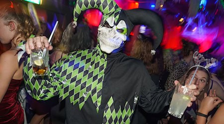 Zu Halloween wird es mancherorts in Berlin und Brandenburg gruselig. (Archivbild) / Foto: Jörg Carstensen/dpa Zu Halloween wird es mancherorts in Berlin und Brandenburg gruselig. (Archivbild) / Foto: Jörg Carstensen/dpa