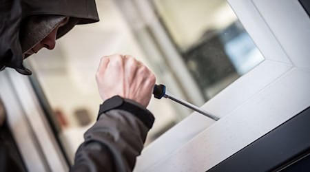 Ein Mann demonstriert in der polizeilichen Beratungsstelle, wie Einbrecher Fenster aufhebeln. (Symbolbild)  / Foto: Frank Rumpenhorst/dpa