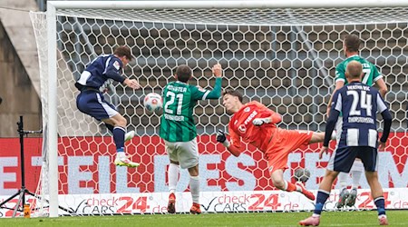 Das erste Heimtor im vierten Heimspiel: Sebastian Grönning erzielt das 1:0 gegen Preußen Münster. / Foto: Andreas Gora/dpa