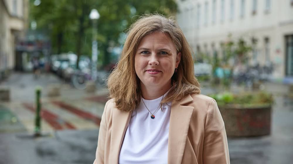 Die Grüne Clara Herrmann ist seit 2021 Bezirksbürgermeisterin im Berliner Bezirk Friedrichshain-Kreuzberg. (Archivild) / Foto: Joerg Carstensen/dpa Die Grüne Clara Herrmann ist seit 2021 Bezirksbürgermeisterin im Berliner Bezirk Friedrichshain-Kreuzberg. (Archivild) / Foto: Joerg Carstensen/dpa