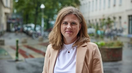 Die Grüne Clara Herrmann ist seit 2021 Bezirksbürgermeisterin im Berliner Bezirk Friedrichshain-Kreuzberg. (Archivild) / Foto: Joerg Carstensen/dpa Die Grüne Clara Herrmann ist seit 2021 Bezirksbürgermeisterin im Berliner Bezirk Friedrichshain-Kreuzberg. (Archivild) / Foto: Joerg Carstensen/dpa