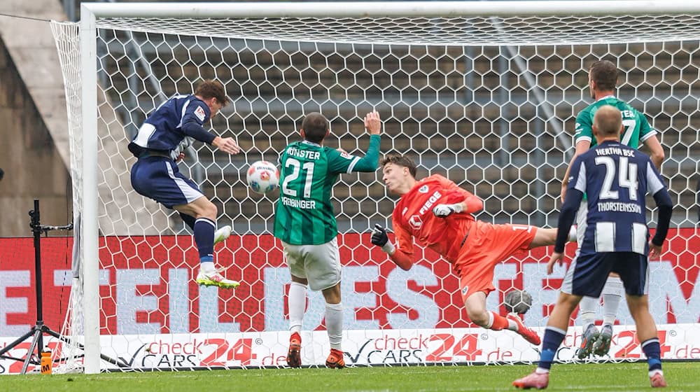 Das erste Heimtor im vierten Heimspiel: Sebastian Grönning erzielt das 1:0 gegen Preußen Münster. / Foto: Andreas Gora/dpa