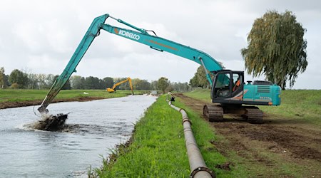 Aus der Schwarzen Elster muss Eisenhydroxidschlamm gebaggert werden, der den Abfluss behindert .  / Foto: Sebastian Kahnert/dpa