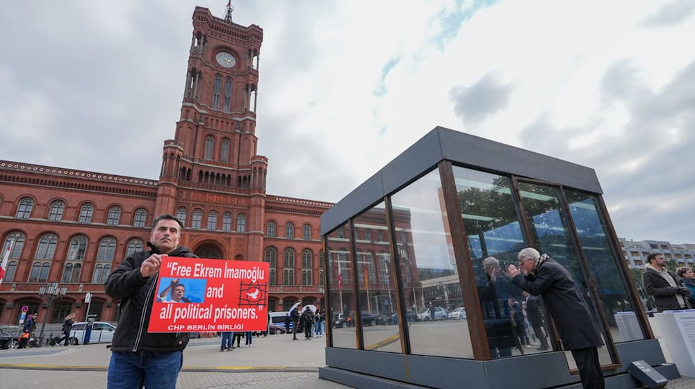 Die Installation vor dem Rathaus zeigt, wie eine Zelle im berüchtigten Silivri-Gefängnis in der Türkei aussieht.  / Foto: Soeren Stache/dpa