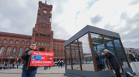 Die Installation vor dem Rathaus zeigt, wie eine Zelle im berüchtigten Silivri-Gefängnis in der Türkei aussieht.  / Foto: Soeren Stache/dpa