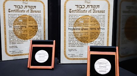 Magdalena Große und Hans-Georg Früchte wurden posthum als «Gerechte der Völker» mit Yad-Vashem-Medaillen ausgezeichnet - benannt nach der Holocaust-Gedenkstätte in Israel.  / Foto: Annette Riedl/dpa