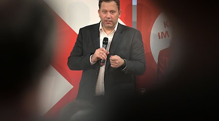 Vizekanzler und SPD-Chef Lars Klingbeil will die deutsche Autoindustrie in der Krise unterstützen. / Foto: Michael Bahlo/dpa