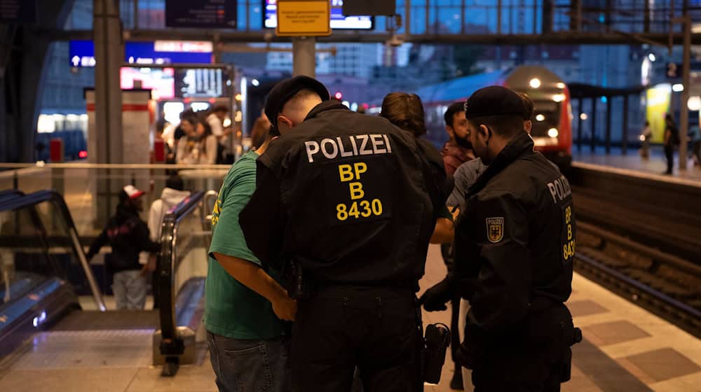 Die Bundespolizei will an 36 Bahnhöfen in Deutschland verstärkt kontrollieren. (Symbolbild) / Foto: Paul Zinken/dpa
