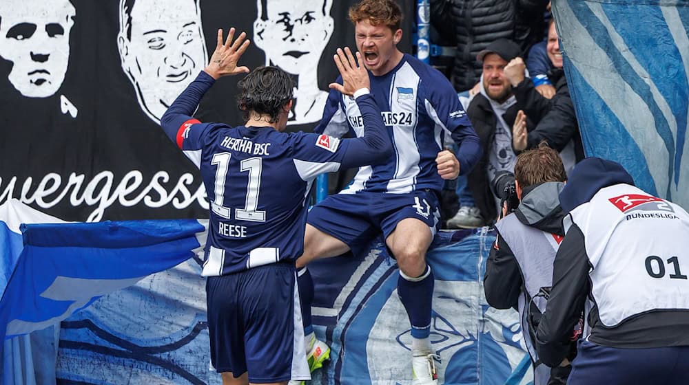 Sebastian Grönning bejubelt sein zweites Tor gegen Münster. / Foto: Andreas Gora/dpa