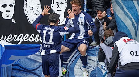 Sebastian Grönning bejubelt sein zweites Tor gegen Münster. / Foto: Andreas Gora/dpa