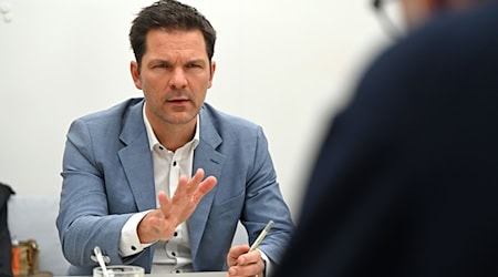 Steffen Krach soll die SPD in den Wahlkampf für die Abgeordnetenhauswahl 2026 führen. Auf einem Parteitag am 15. November soll er zum Spitzenkandidaten gekürt werden.  / Foto: Elisa Schu/dpa