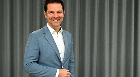 Steffen Krach soll die Berliner SPD in den Wahlkampf für die Wahl zum Abgeordnetenhaus am 20. September 2026 führen. Die SPD will ihn auf einem Parteitag am 15. November küren.  / Foto: Elisa Schu/dpa