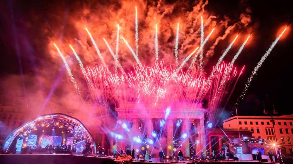 In Berlin wird rege debattiert, was genau zu Silvester am Brandenburger Tor passieren soll. (Archivbild)    / Foto: Christoph Soeder/dpa