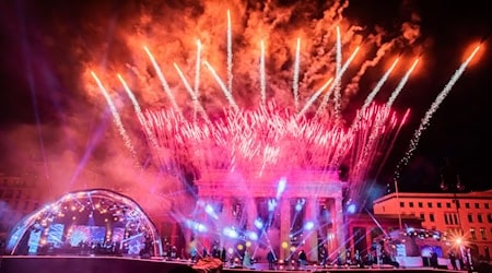 In Berlin wird rege debattiert, was genau zu Silvester am Brandenburger Tor passieren soll. (Archivbild)    / Foto: Christoph Soeder/dpa