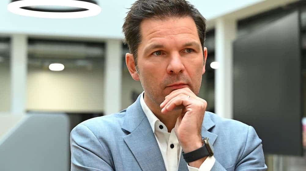 SPD-Politiker Steffen Krach hat als junger Mann Zivildienst gemacht.  / Foto: Elisa Schu/dpa