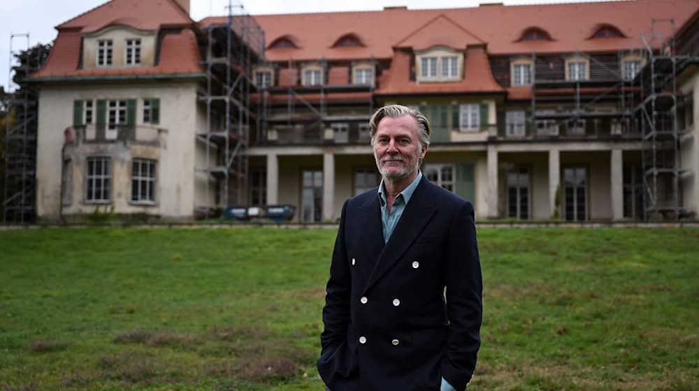 Stefan Peter hat die Siemens-Villa in einer Zwangsversteigerung erworben. / Foto: Lilli Förter/dpa