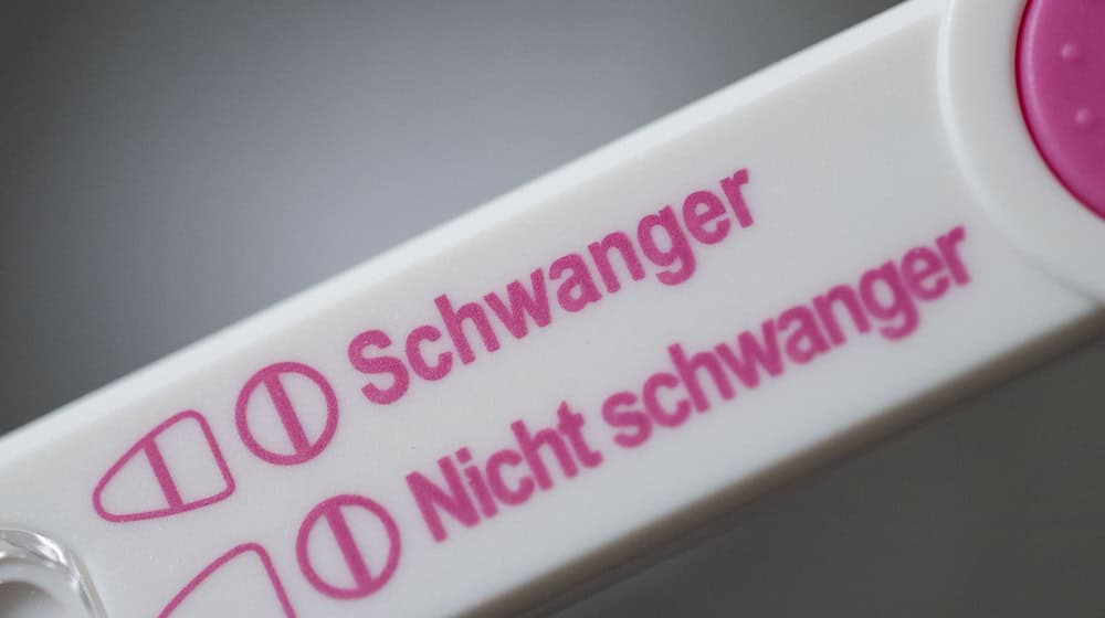 Nach einem positiven Schwangerschaftstest benötigen viele Frauen Beratung. (Symbolbild)  / Foto: Marijan Murat/dpa