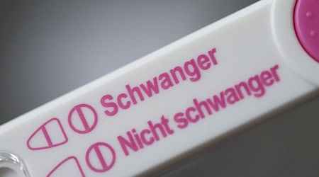 Nach einem positiven Schwangerschaftstest benötigen viele Frauen Beratung. (Symbolbild)  / Foto: Marijan Murat/dpa