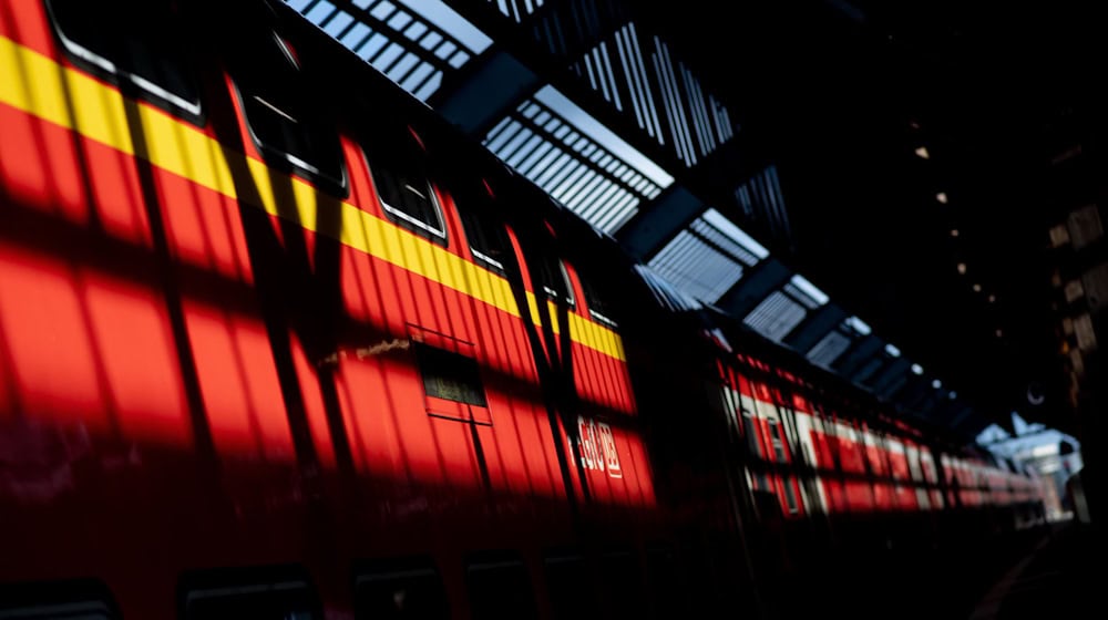 Ab dem 28. November soll die RE1 zwischen Magdeburg und Berlin wieder durchfahren. (Symbolbild) / Foto: Hauke-Christian Dittrich/dpa Ab dem 28. November soll die RE1 zwischen Magdeburg und Berlin wieder durchfahren. (Symbolbild) / Foto: Hauke-Christian Dittrich/dpa