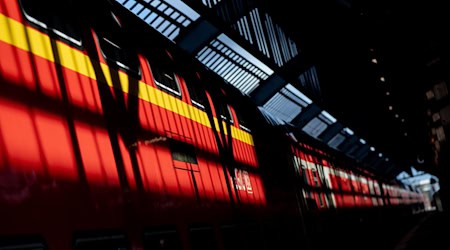 Ab dem 28. November soll die RE1 zwischen Magdeburg und Berlin wieder durchfahren. (Symbolbild) / Foto: Hauke-Christian Dittrich/dpa
