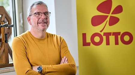 «Ich bin Fahrlehrer für Lottogewinner», sagt Gewinnerberater Trabalski über seinen Job. / Foto: Michael Ukas/dpa