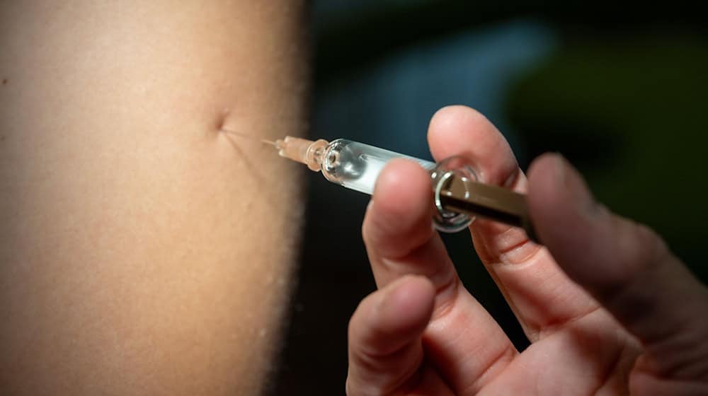 Das Virus löst vor allem Hautausschlag aus, aber auch Fieber und Muskelschmerzen. (Symbolbild) / Foto: Stefan Puchner/dpa
