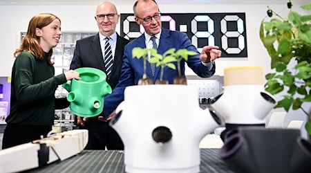 Bundeskanzler Friedrich Merz (CDU) informiert sich über ein wissenschaftliches Projekt in einer Innovations-Werkstatt im Hasso-Plattner-Institut in Potsdam.  / Foto: Britta Pedersen/dpa Pool/dpa