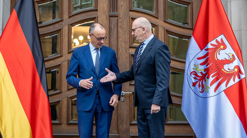 «Shake hands» zum Auftakt: Kanzler Merz (CDU) wird vom brandenburgischen Ministerpräsidenten Dietmar Woidke (SPD) empfangen. Es ist der erste offizielle Antrittsbesuch des Kanzlers in einem ostdeutschen Bundesland. / Foto: Michael Kappeler/dpa