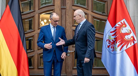 «Shake hands» zum Auftakt: Kanzler Merz (CDU) wird vom brandenburgischen Ministerpräsidenten Dietmar Woidke (SPD) empfangen. Es ist der erste offizielle Antrittsbesuch des Kanzlers in einem ostdeutschen Bundesland. / Foto: Michael Kappeler/dpa