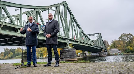 Kanzler Merz traf bei seinem offiziellen Antrittsbesuch in Brandenburg mit Ministerpräsident Dietmar Woidke (SPD) zusammen und machte einen Abstecher zur Glienicker Brücke zwischen Potsdam und Berlin.  / Foto: Michael Kappeler/dpa